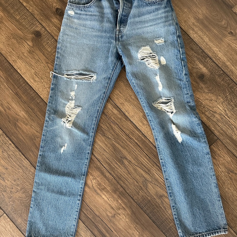 Distressed 501 Levi’s, straight leg fit